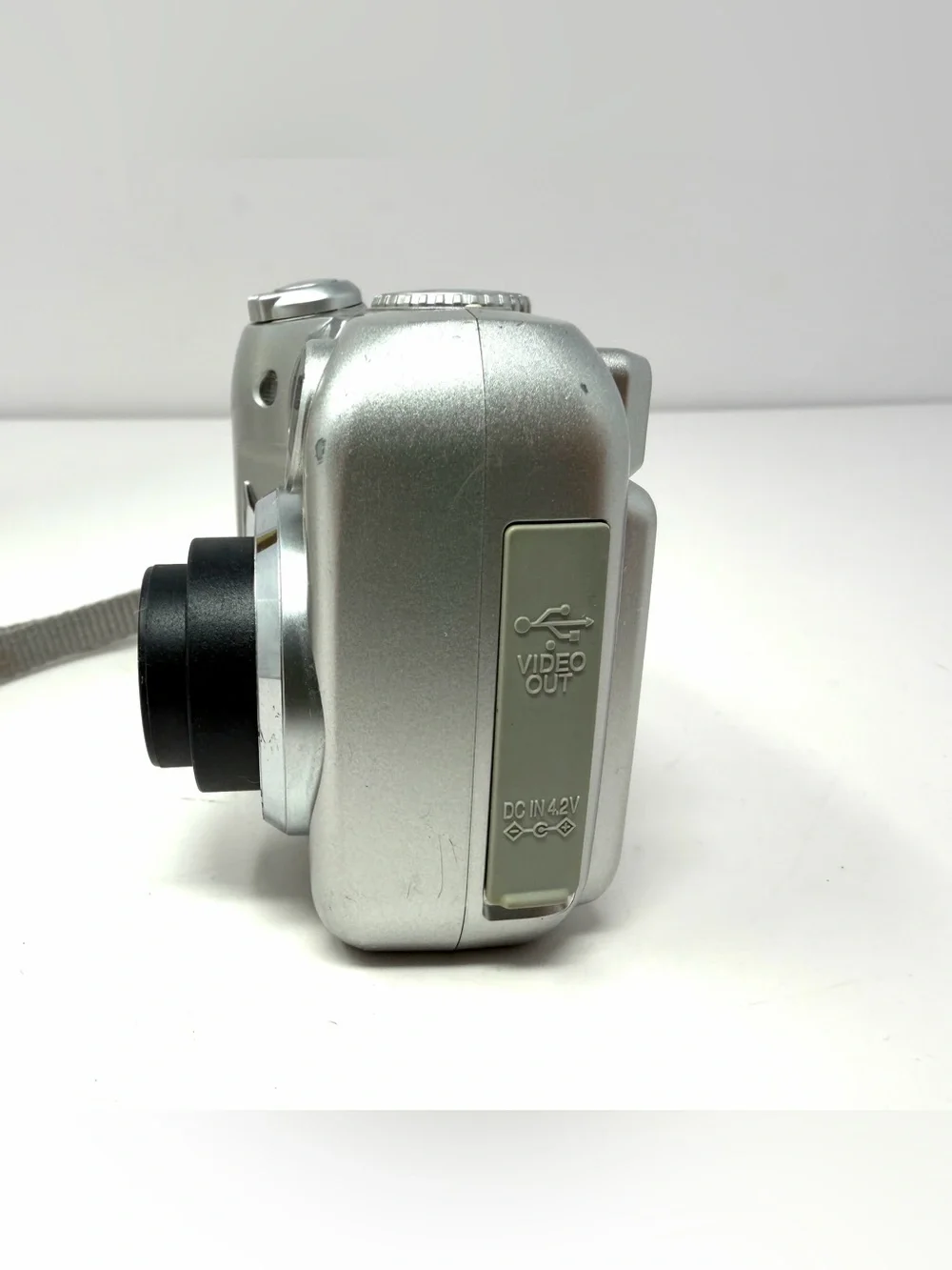 Nikon COOLPIX 2100 2MP Digital Camera 3x Digital Zoom + 128 Compact Flash Card
